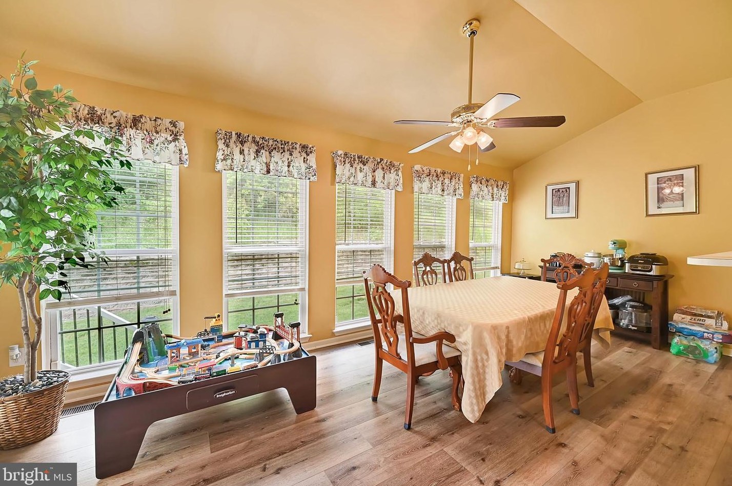 37 Louvain Dr, Hanover PA 17331-8696 exterior