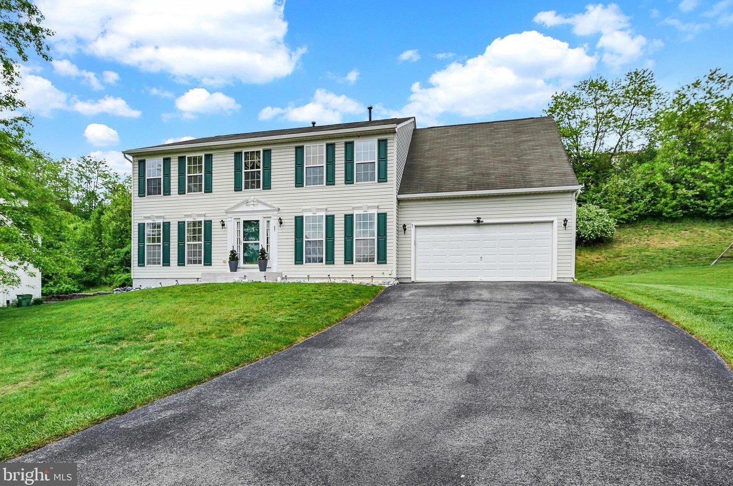 37 Louvain Dr, Hanover PA 17331-8696 exterior