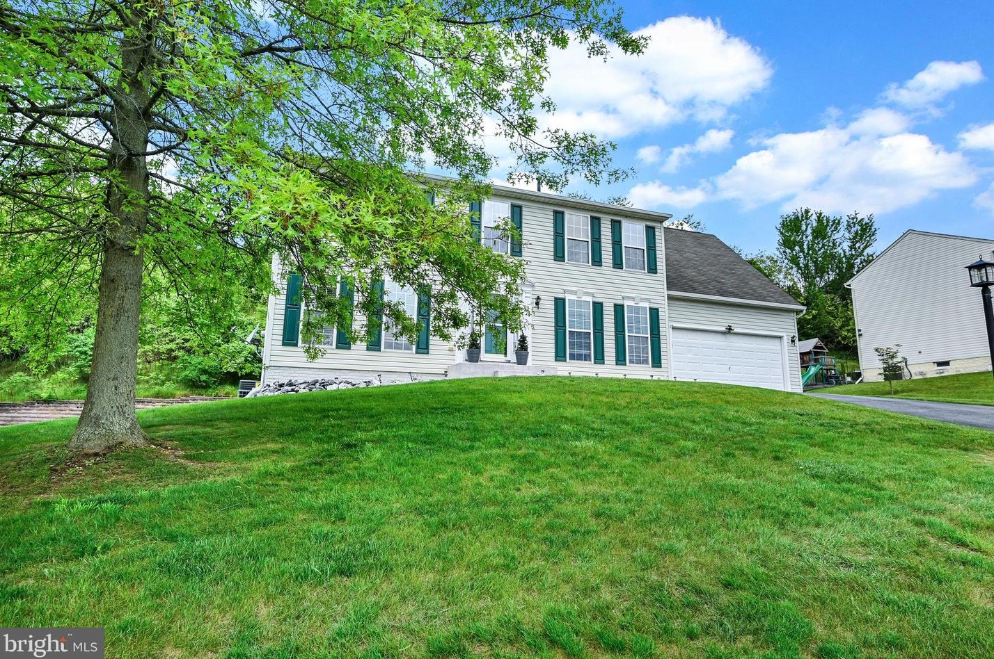 37 Louvain Dr, Hanover PA 17331-8696 exterior