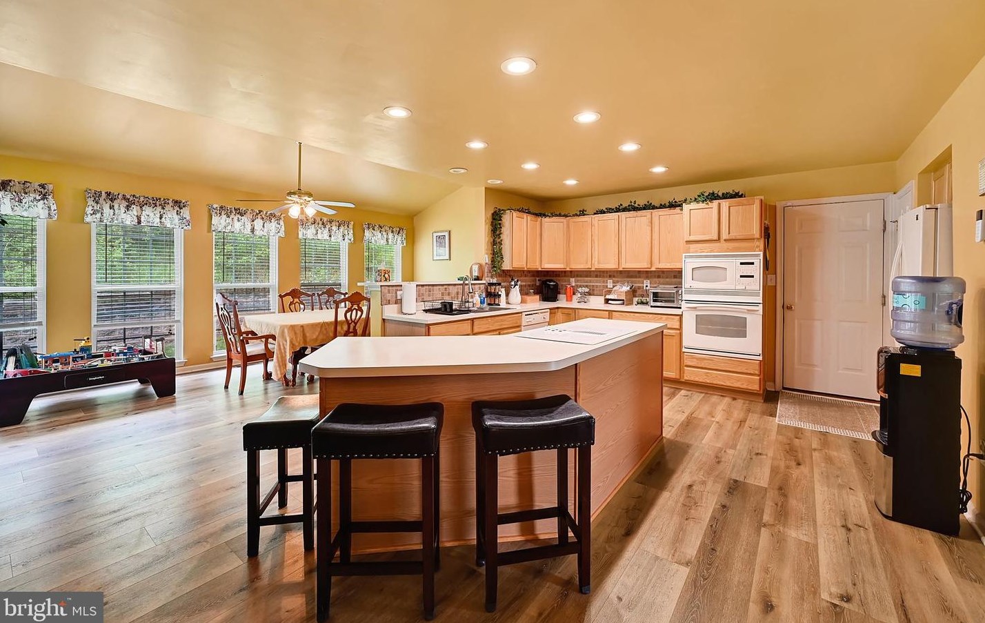 37 Louvain Dr, Hanover PA 17331-8696 exterior