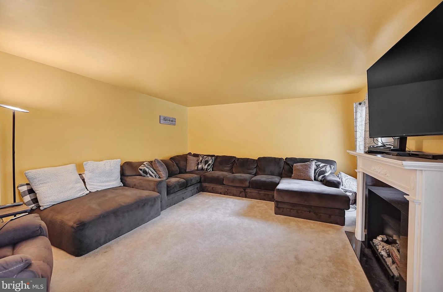 37 Louvain Dr, Hanover PA 17331-8696 exterior