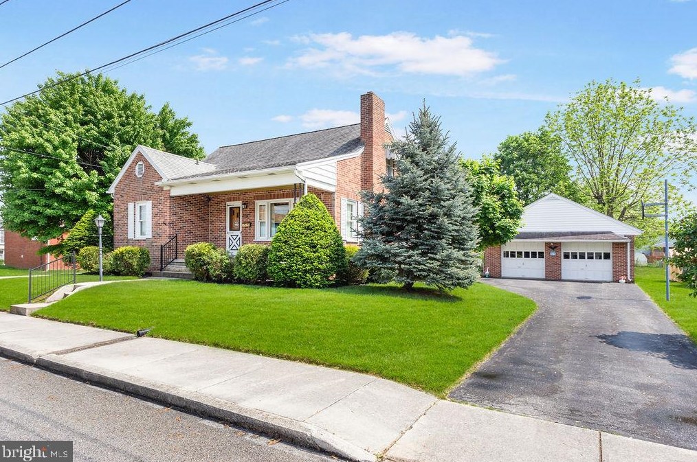 211 Charles Ave, Hanover, PA 17331-3338