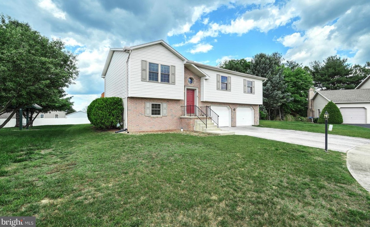 5 Campus Ct, Strinestown, PA 17345