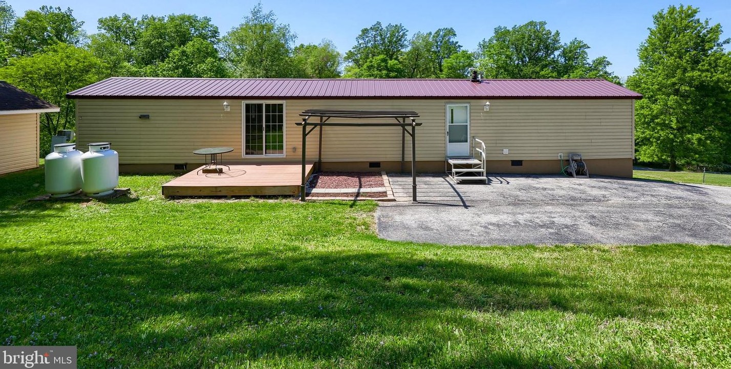 395 Saginaw Rd, Mount Wolf, PA 17347-9632