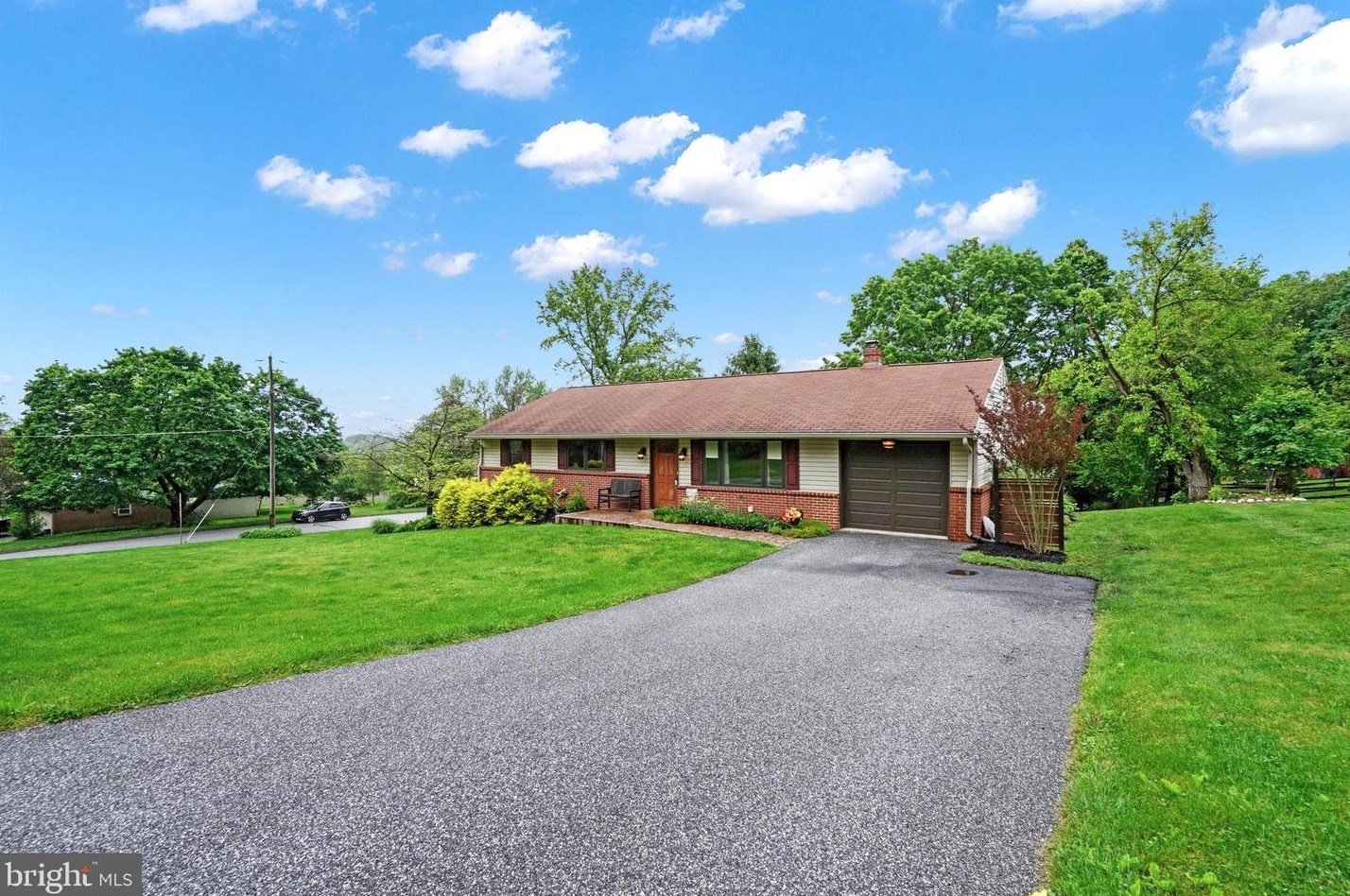 227 Forrest Ave, Shrewsbury, PA 17361-1303