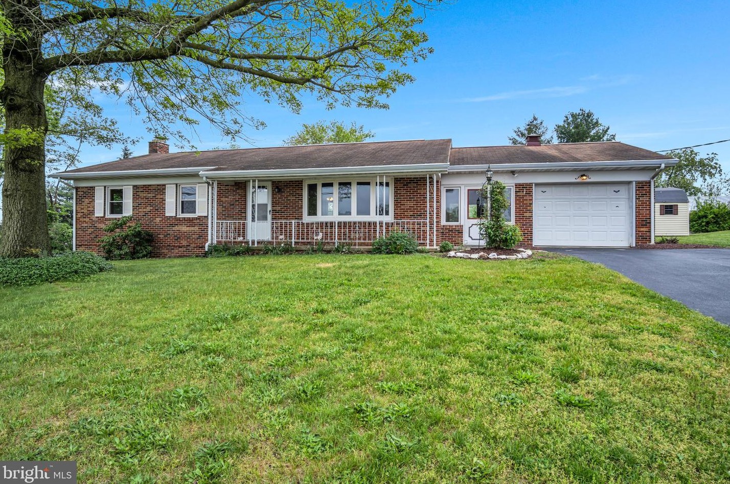 1325 Grandview Rd, Spring Grove, PA 17362-8530
