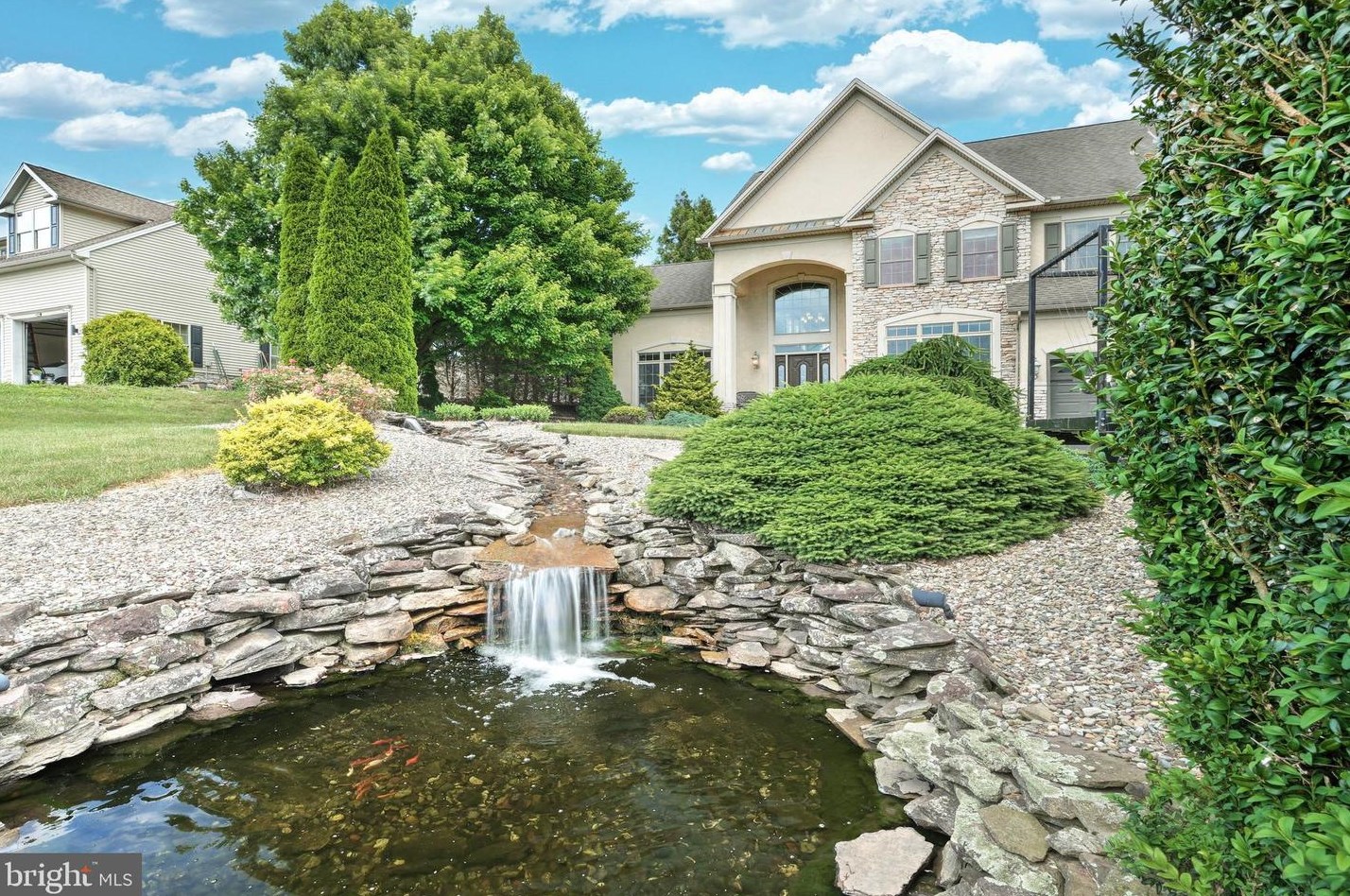530 Duquesne Rd, York, PA 17402-8881