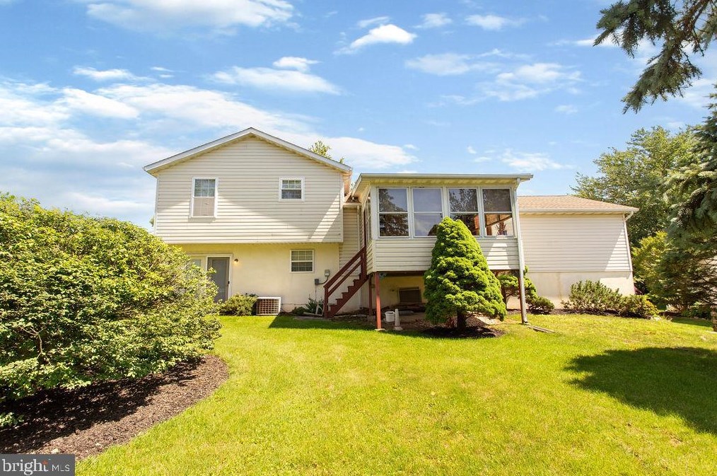 354 Jasmine Dr, Hanover PA 17331-3465 exterior