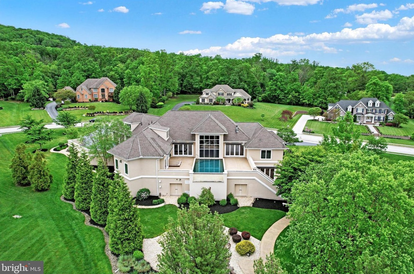 280 Thornhill Dr, Hanover PA  17331-7973 exterior