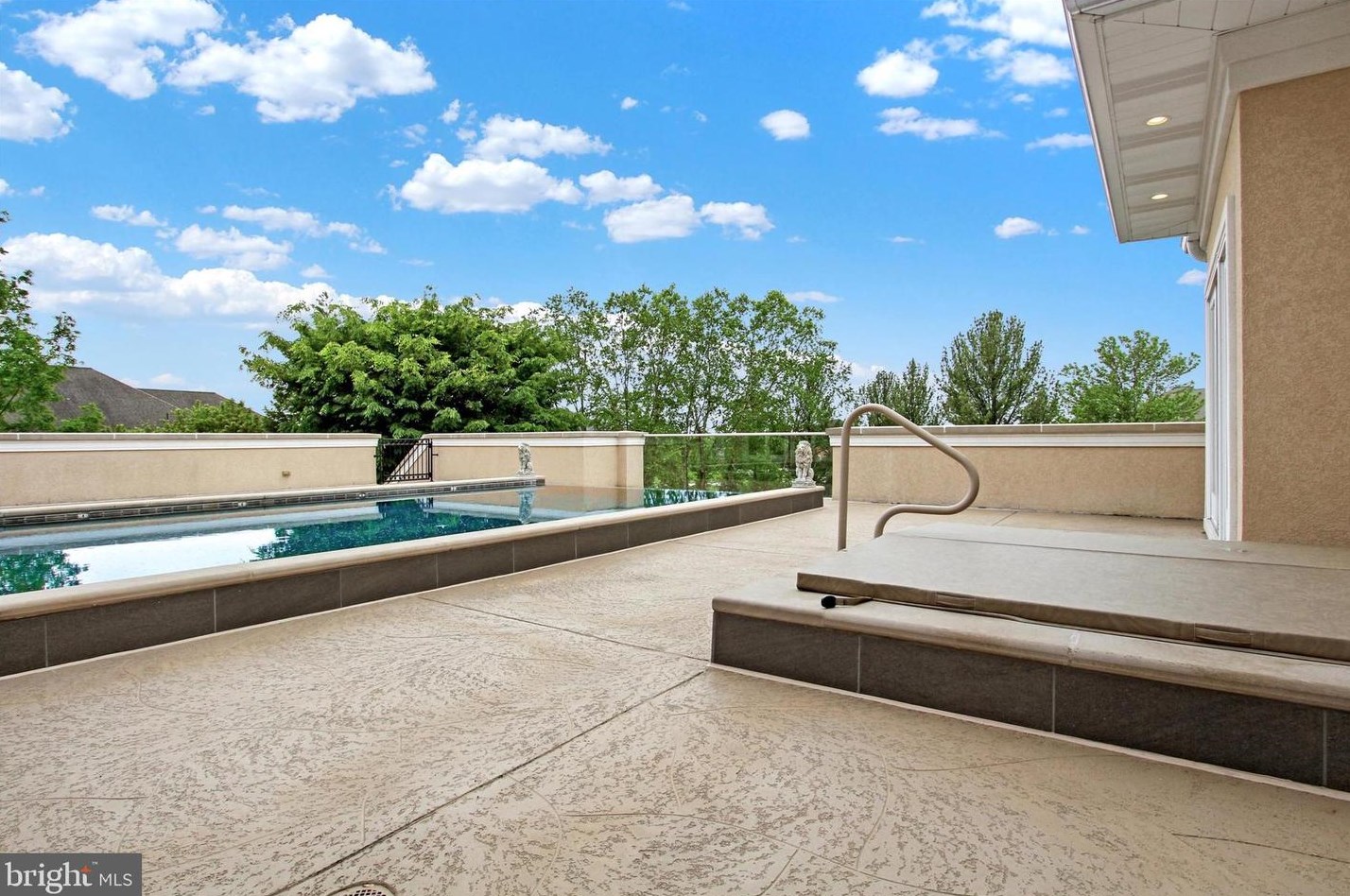 280 Thornhill Dr, Hanover PA  17331-7973 exterior