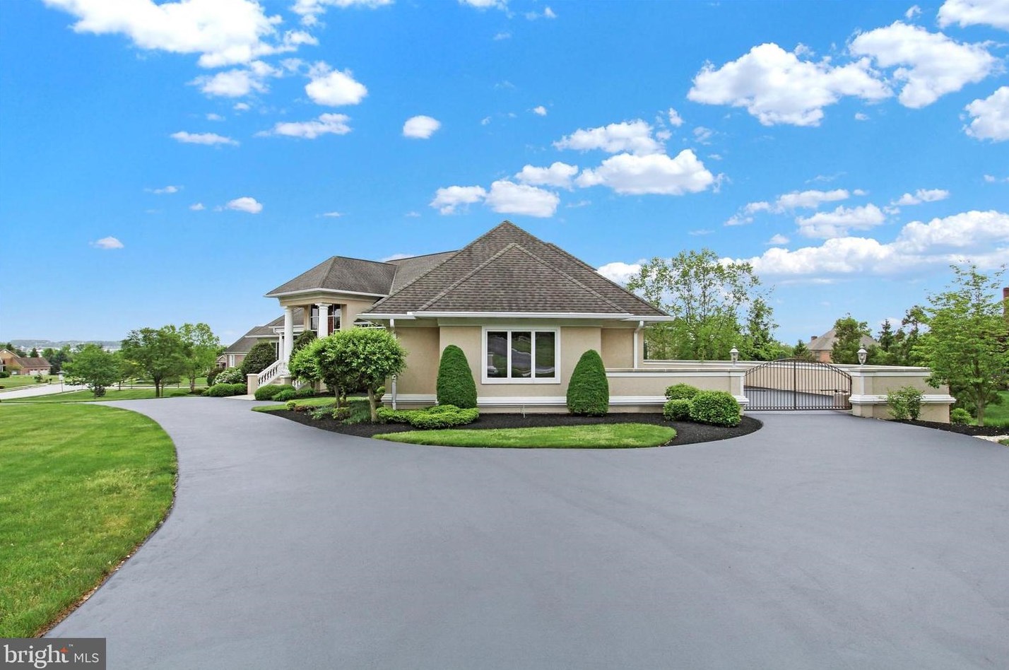 280 Thornhill Dr, Hanover PA  17331-7973 exterior