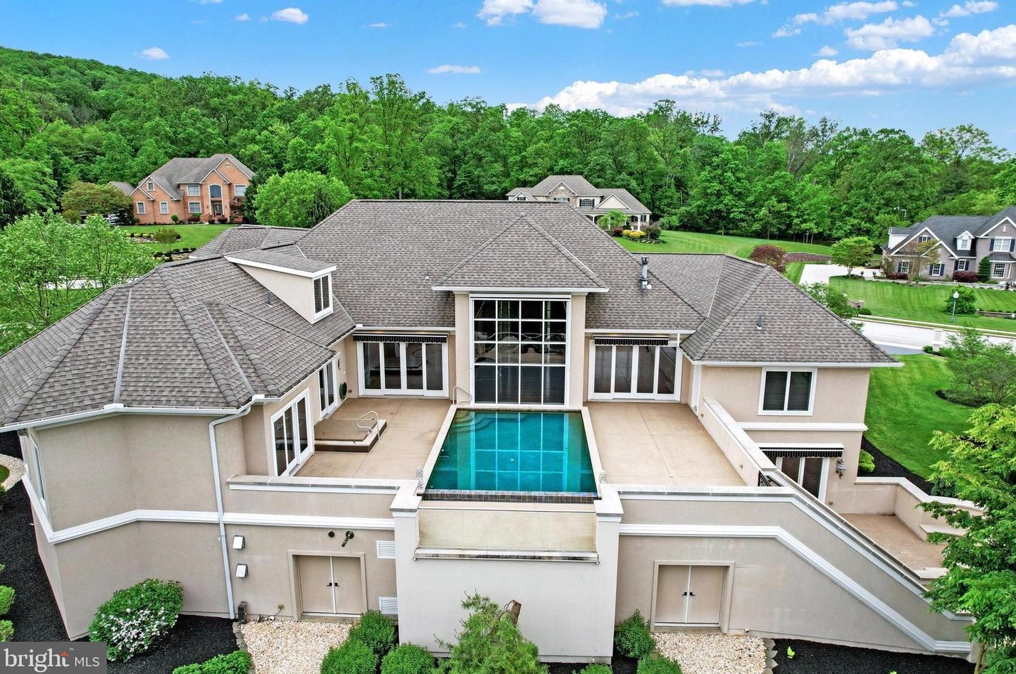 280 Thornhill Dr, Hanover PA  17331-7973 exterior