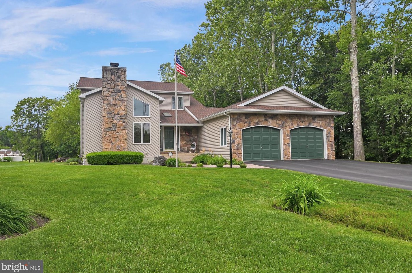 140 Ivy Ln, York, PA 17402-2356