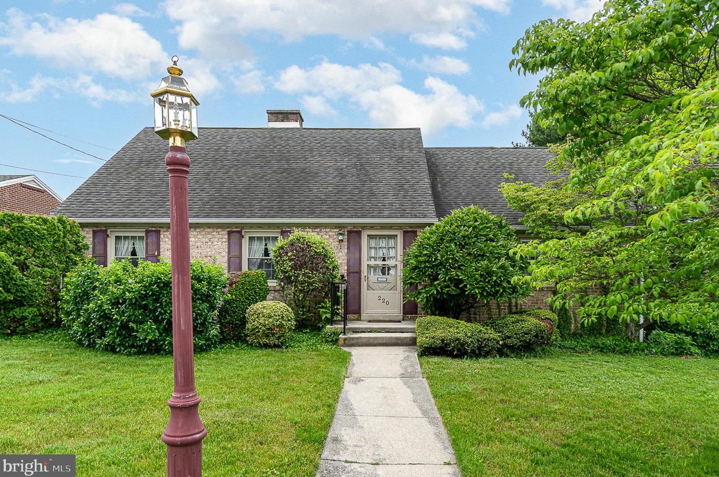 220 Stephen Pl, Hanover, PA 17331-1941