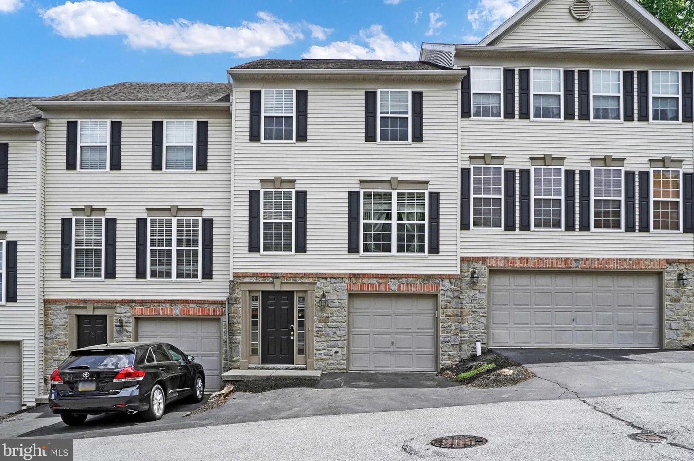 2702 Steeple Chase Dr, York, PA 17402-8529