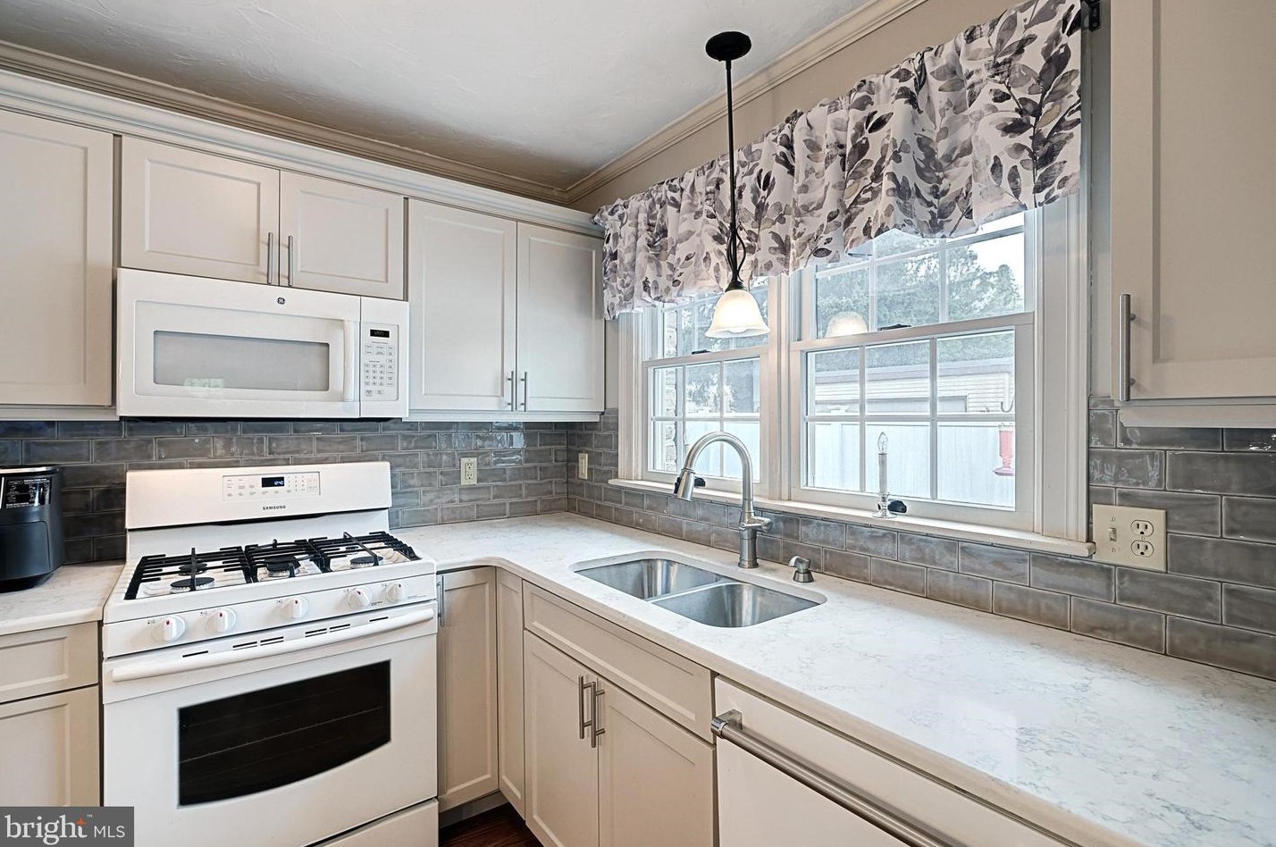 387 Dart Dr, Hanover PA 17331-1324 exterior