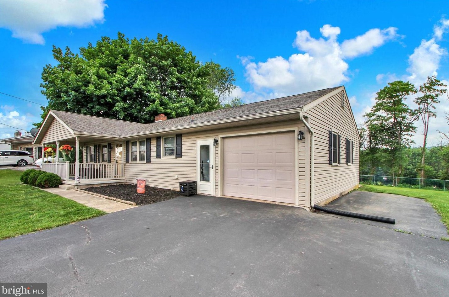 8 Monticello Ave, Spring Grove, PA 17362-8460