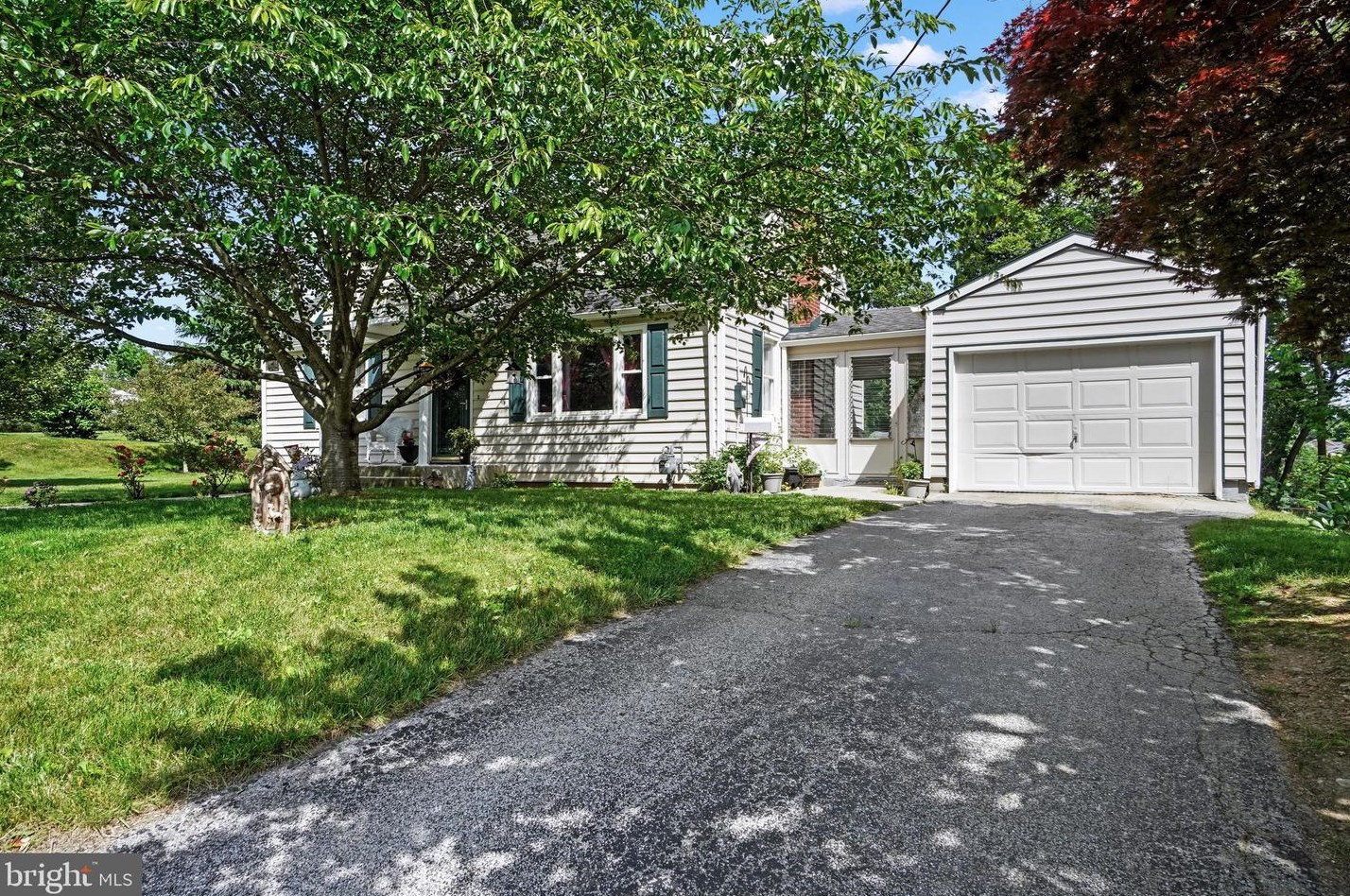 215 Walnut St, Hametown, PA 17327-1215