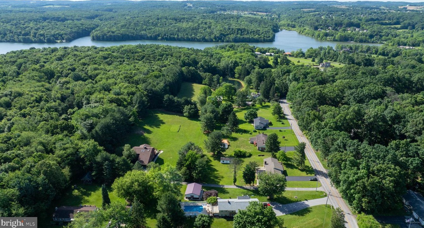 395 Bankert Rd, Hanover, PA 17331-9353