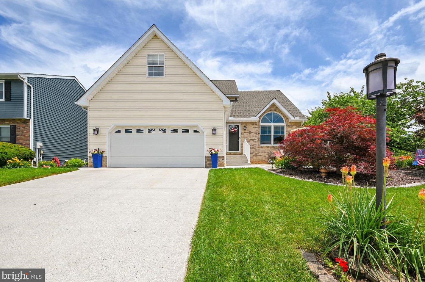 700 Ash Dr, Hanover, PA 17331-1574