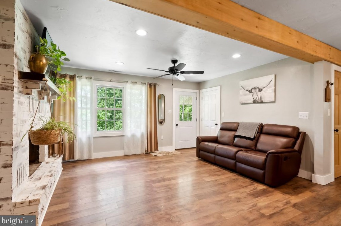 5979 Harmony Ln, Spring Grove, PA 17362