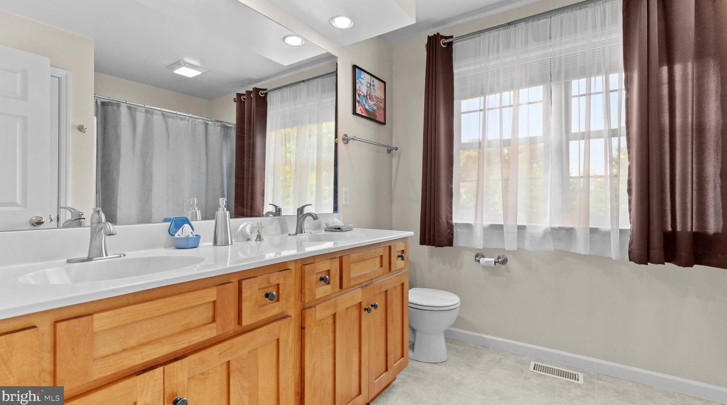 465 Sterling Dr, Red Lion PA  17356-9505 exterior