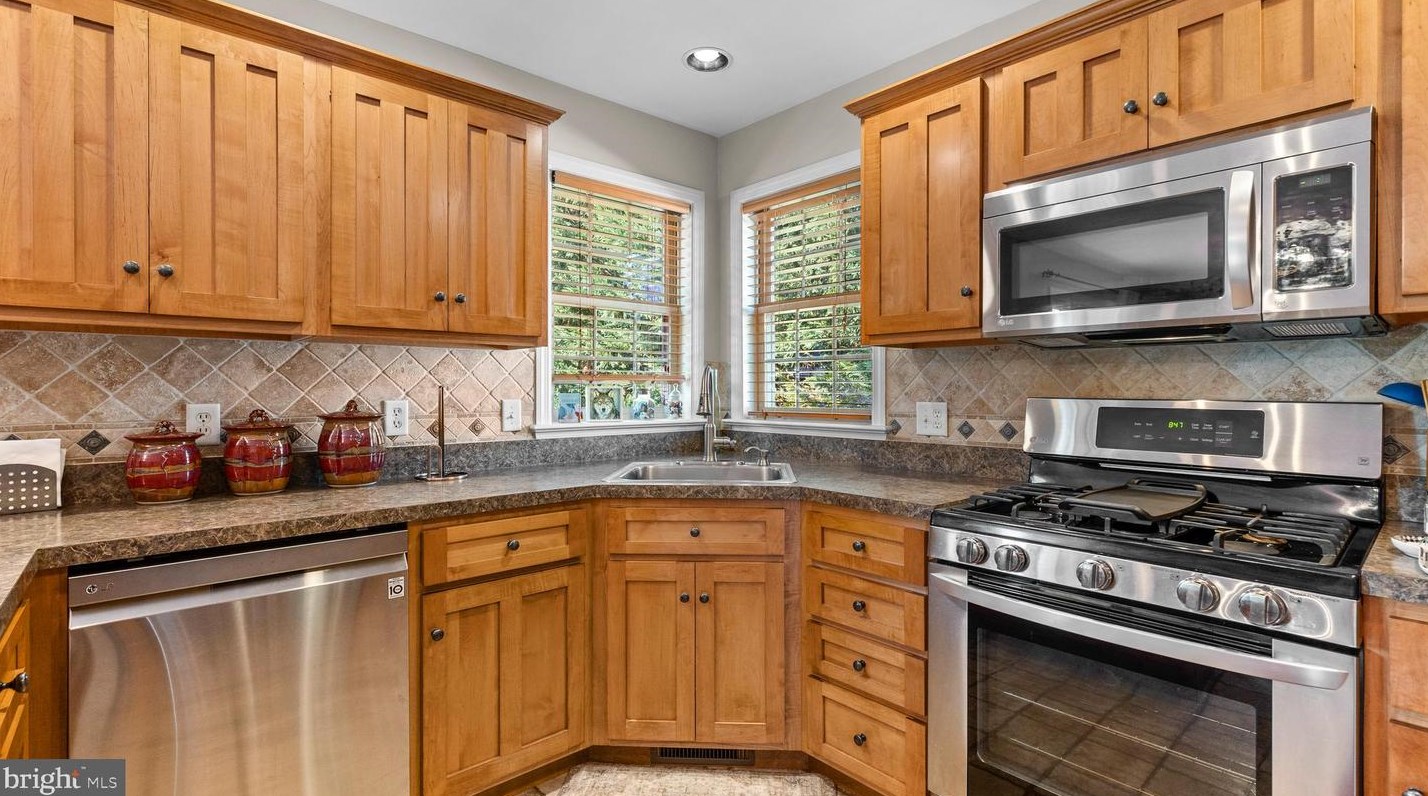 465 Sterling Dr, Red Lion PA  17356-9505 exterior