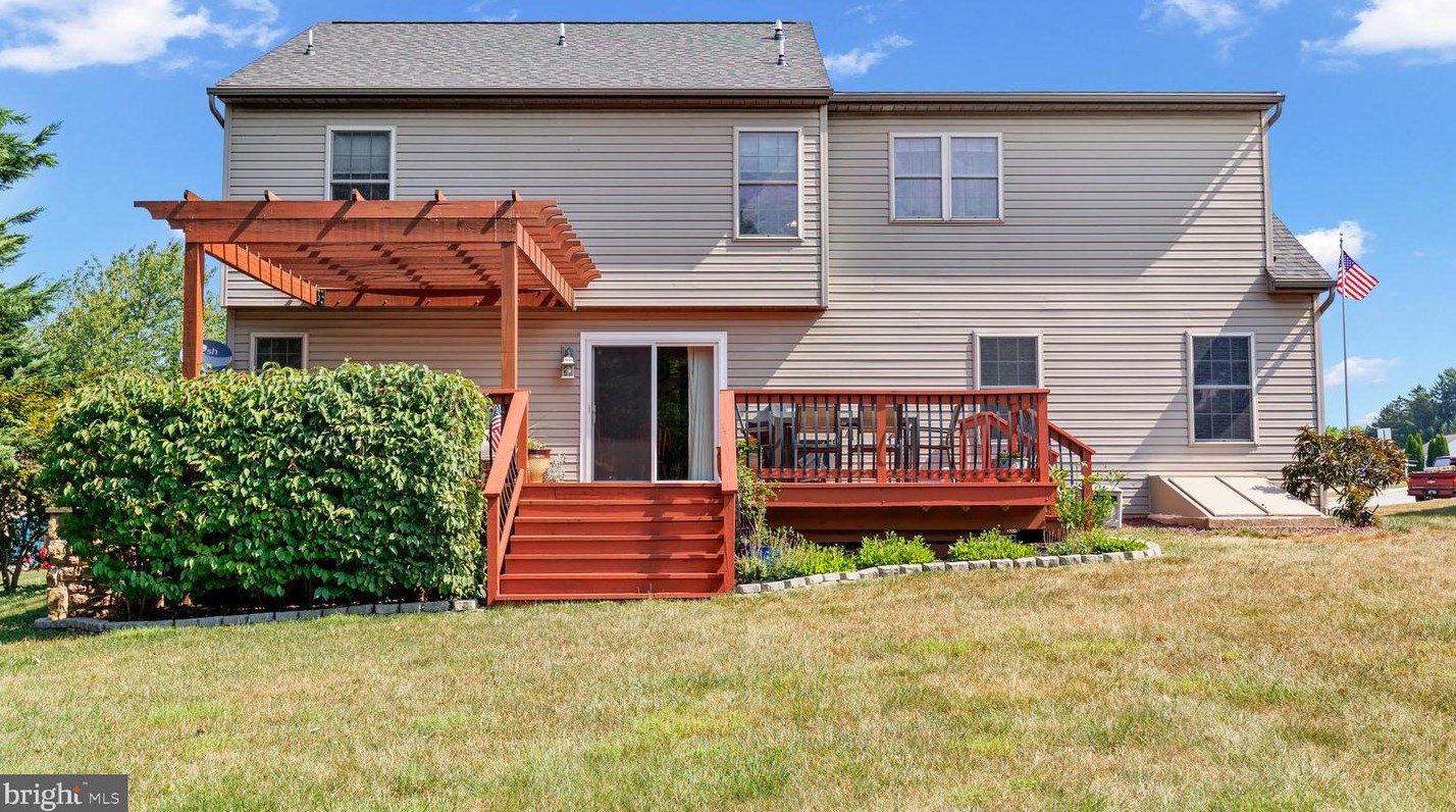 465 Sterling Dr, Red Lion PA  17356-9505 exterior