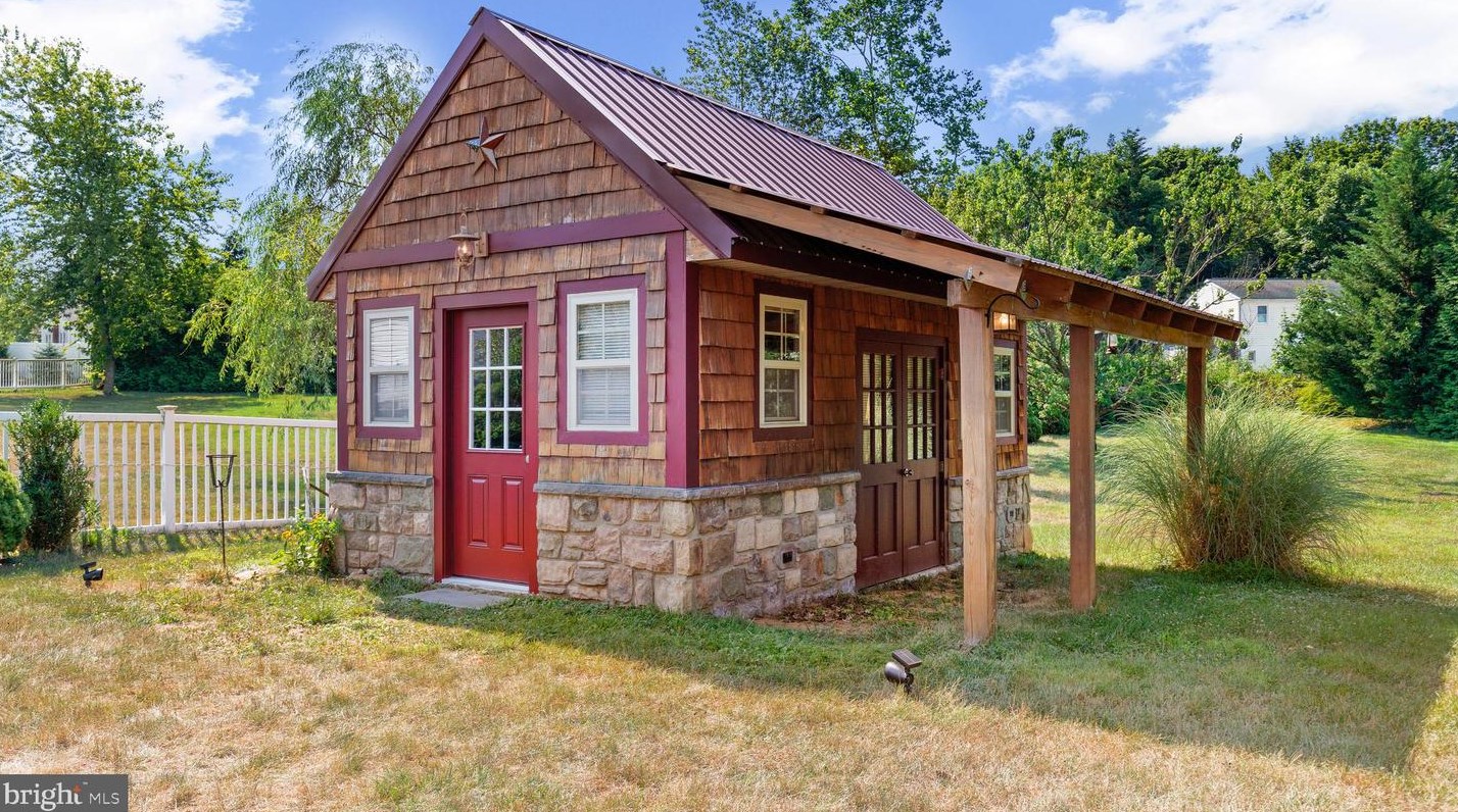 465 Sterling Dr, Red Lion PA  17356-9505 exterior