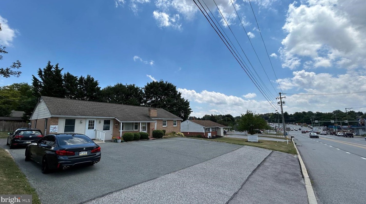 825 Edgewood Rd, York, PA 17402