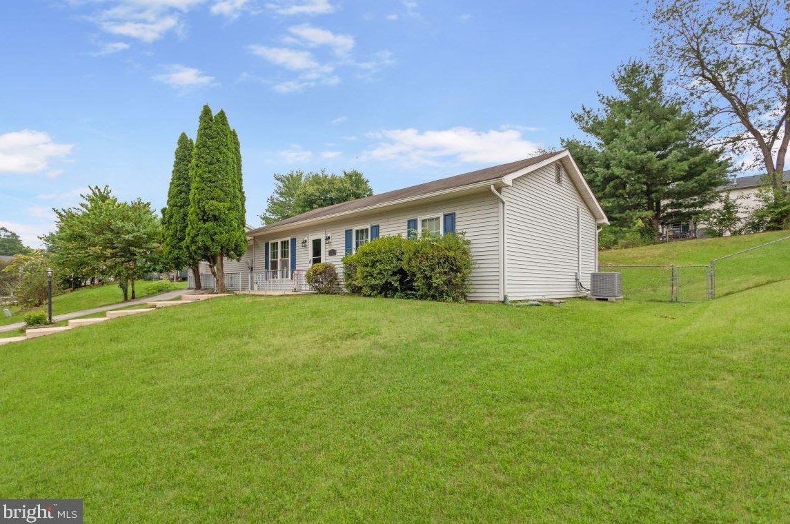 70 Fern Dr, Strinestown, PA 17345