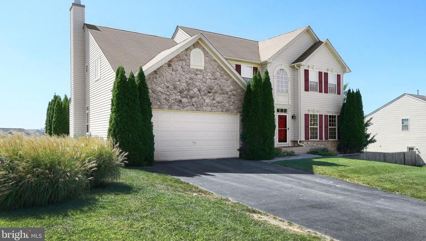 2255 Water Garden Dr, Hanover, PA 17331