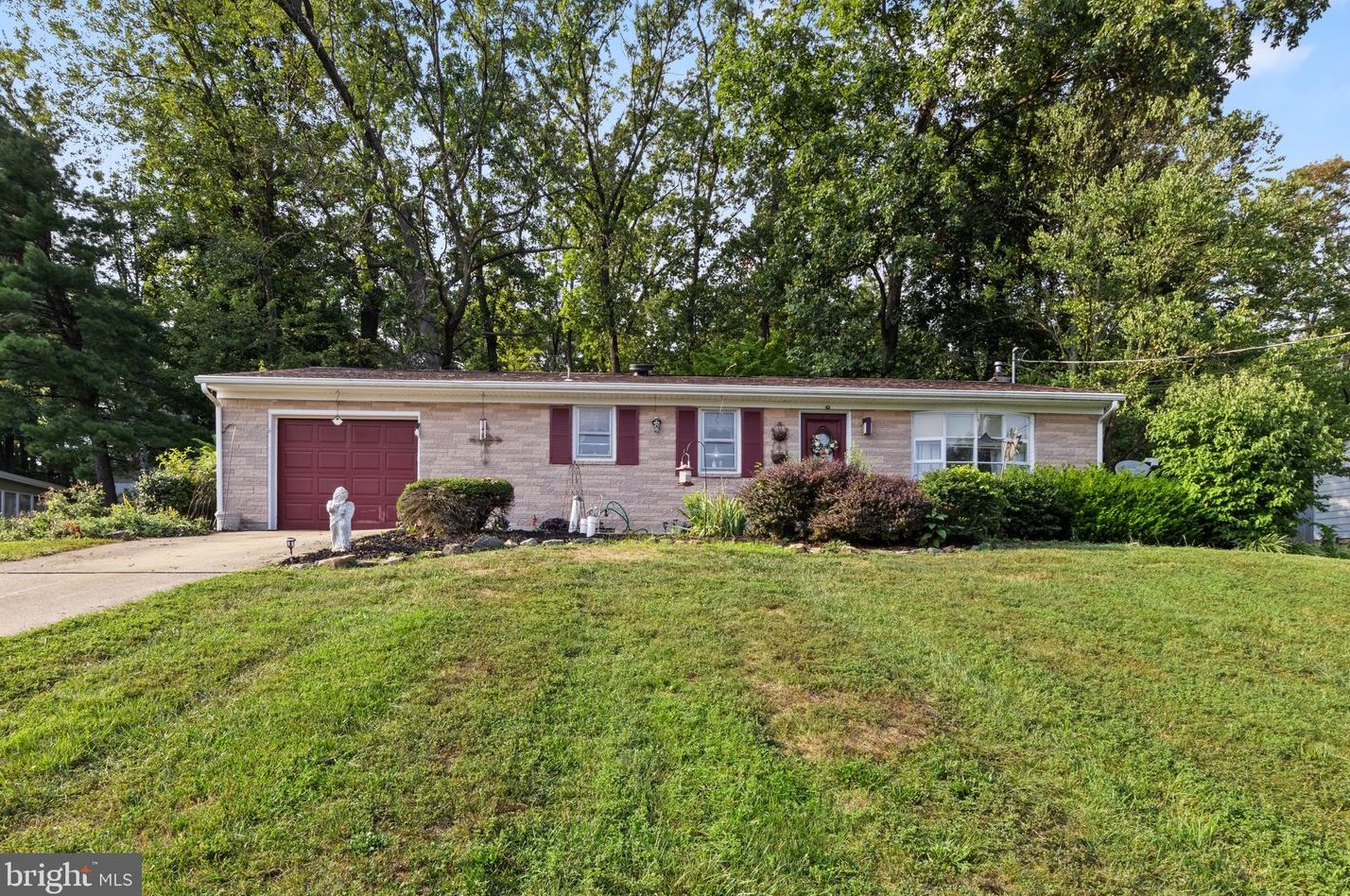 51 Oak Dr, Mount Wolf, PA 17347