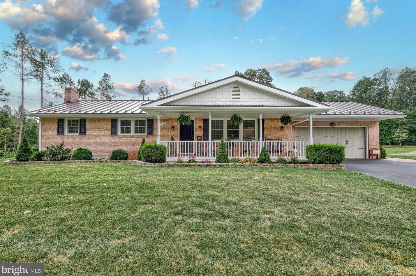 6122 Hill Top Dr E, Spring Grove, PA 17362