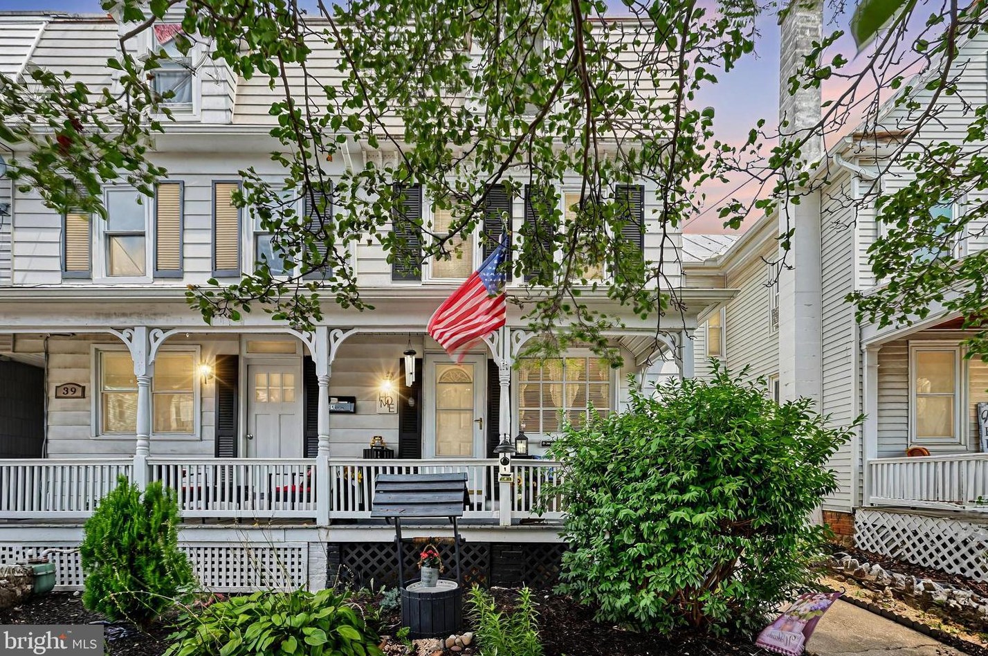 37 N Water St, Spring Grove, PA 17362