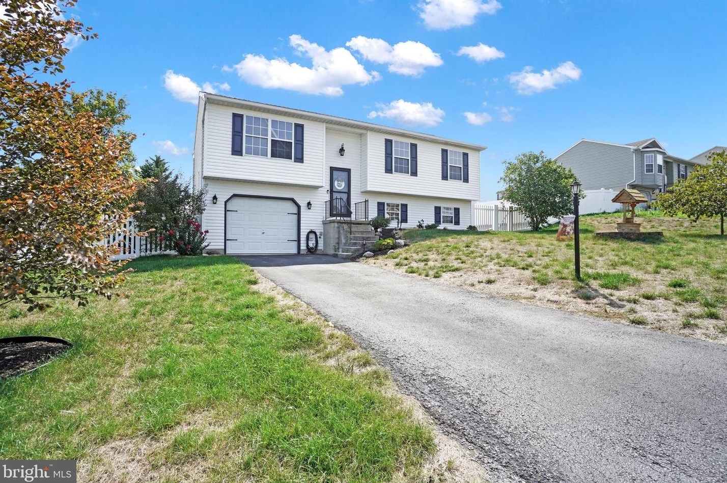 65 Coventry Cross Rd, Mount Wolf, PA 17347