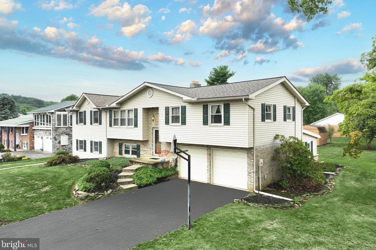 406 Spring Forge Dr, Spring Grove, PA 17362