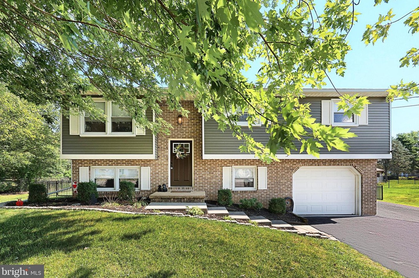 85 Roth Church Rd, Spring Grove, PA 17362