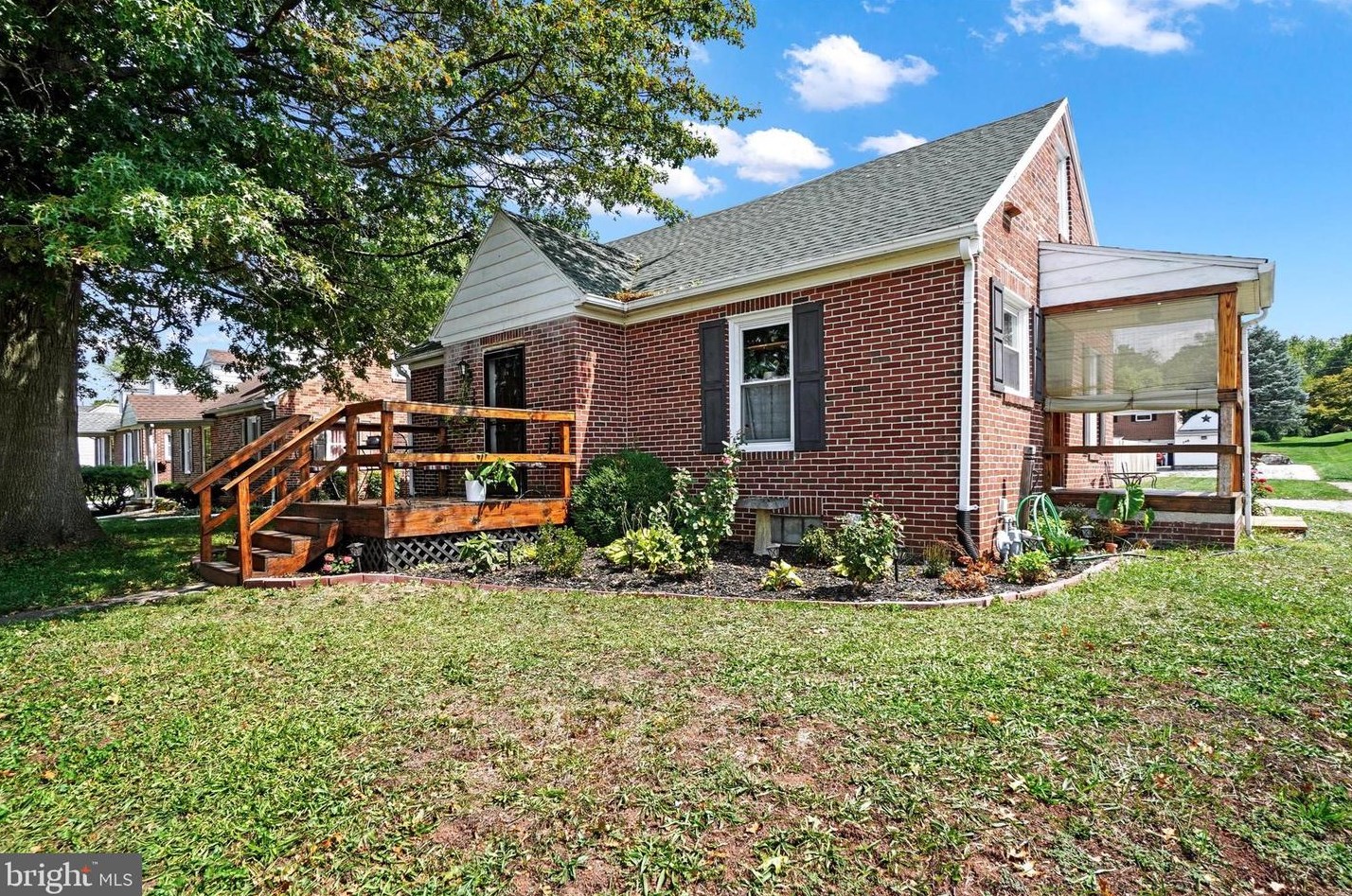141 S 6th St, Mount Wolf, PA 17347