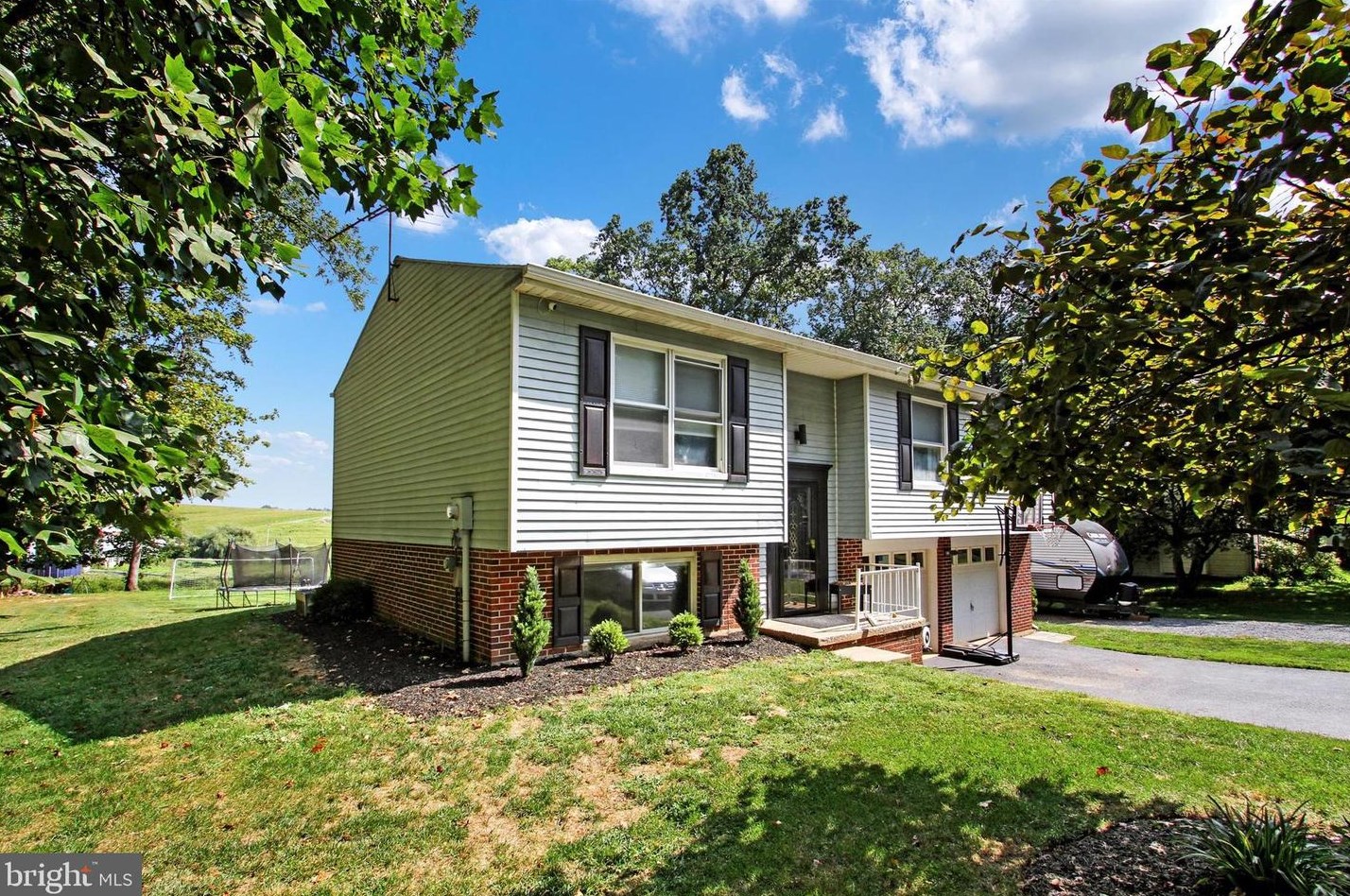 472 Oakwood Dr, Seven Valleys, PA 17360