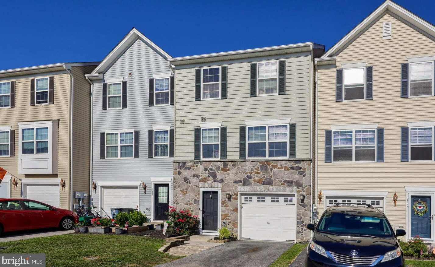 711 Blossom Dr, Hanover, PA 17331