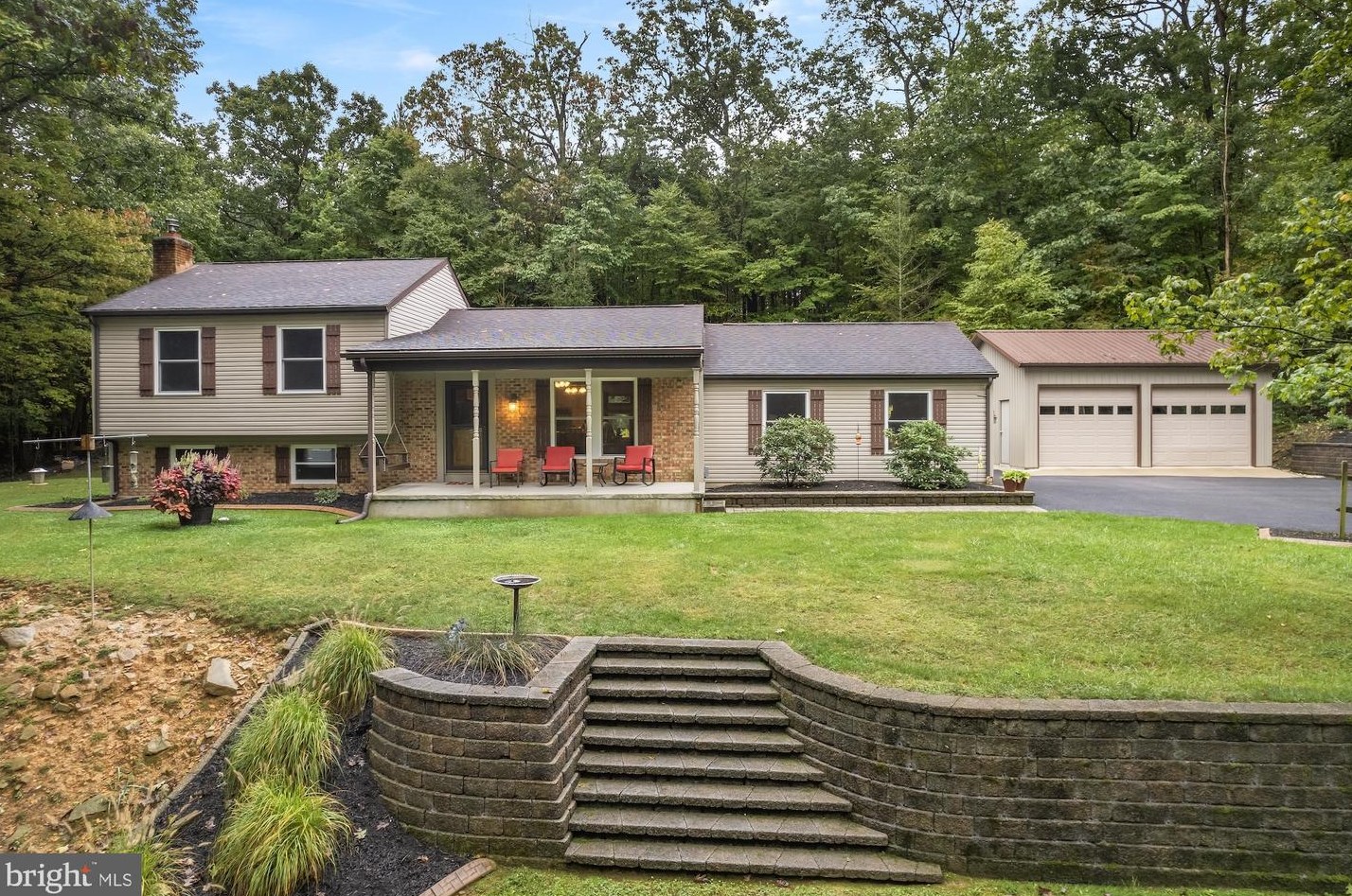 9742 Woodland Dr, Hanover, PA 17331