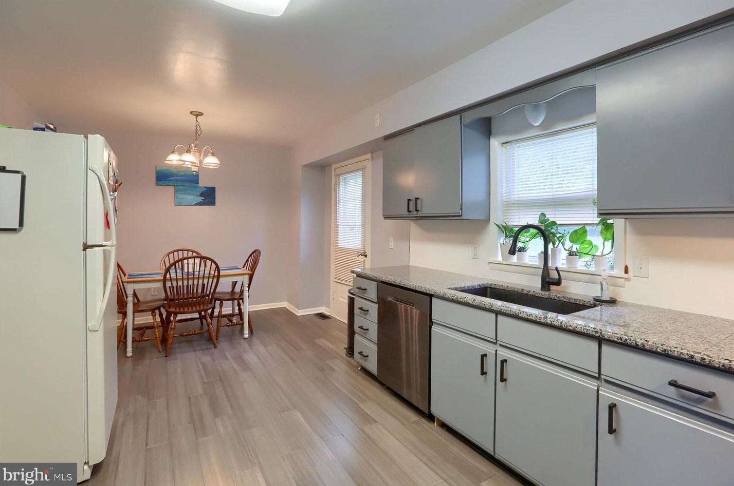 16 Pine Dr, Strinestown, PA 17345
