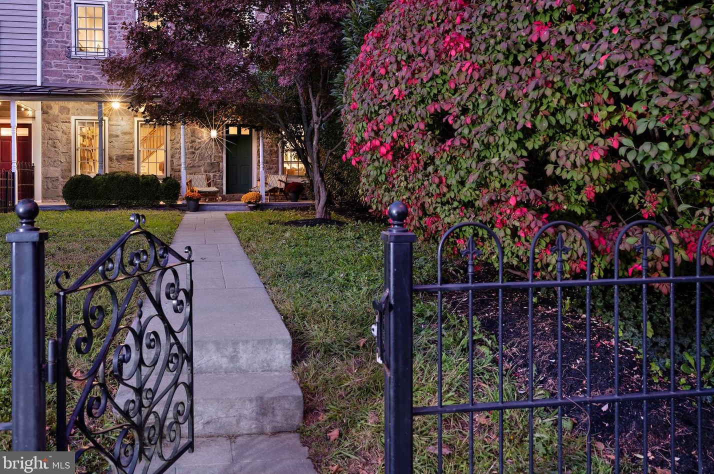 6 Main St, Stockton NJ 08559-2120 exterior