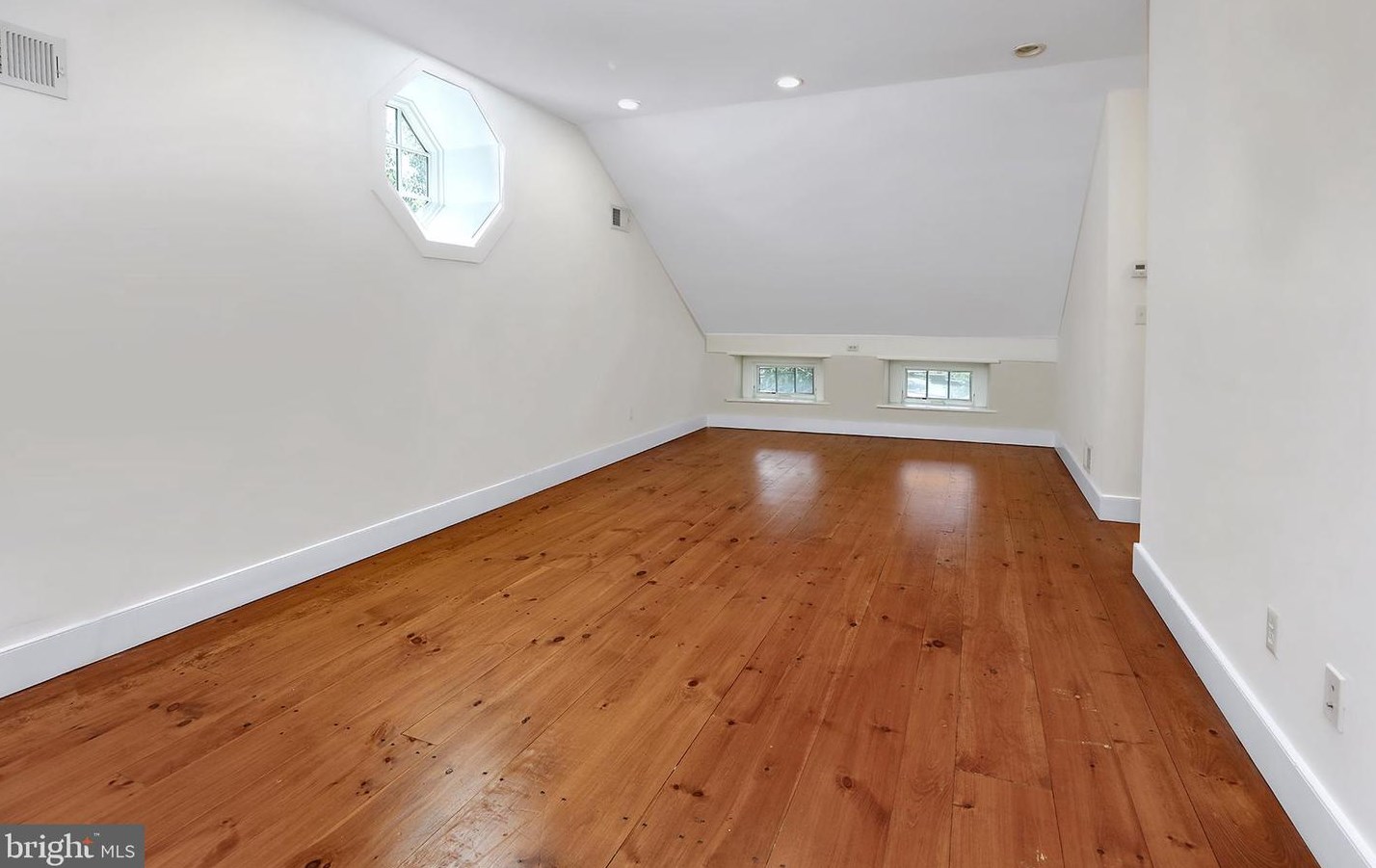 6 Main St, Stockton NJ 08559-2120 exterior