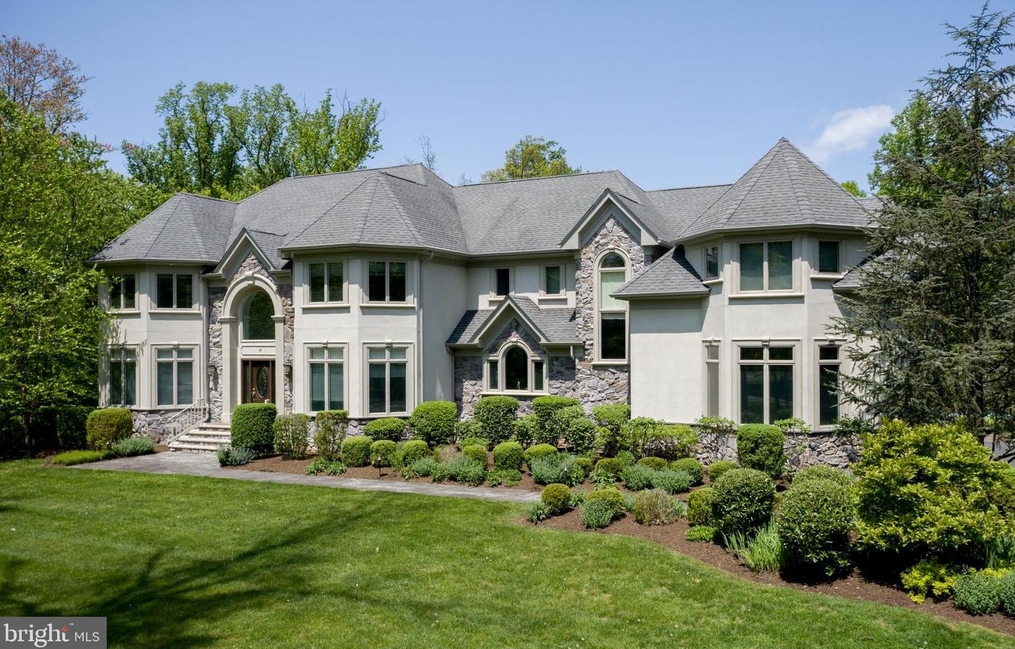 14 Alexander Dr, Flemington, NJ 08822-4117