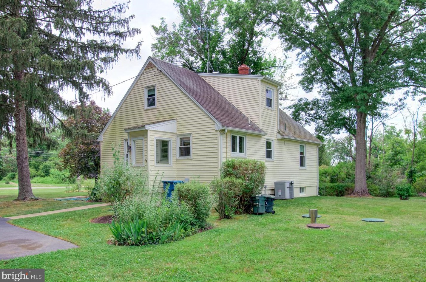 29 Woosamonsa Rd, Pennington, NJ 08534-3804