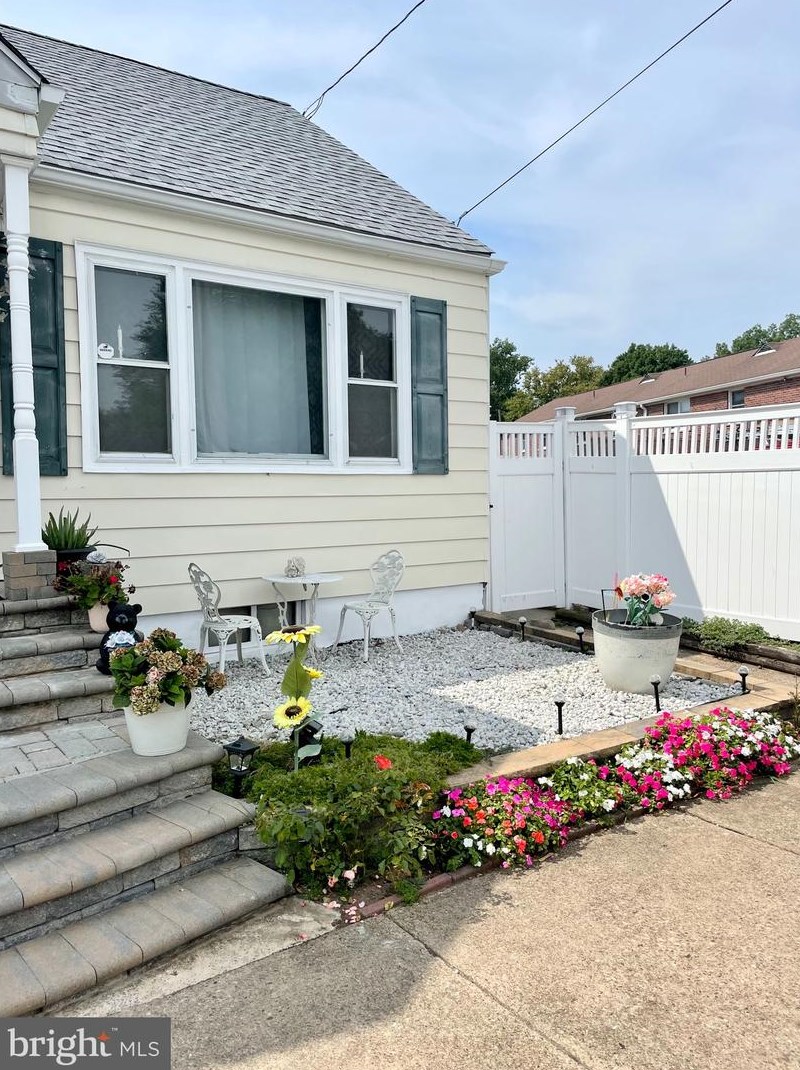 902 Bow Hill Ave, Trenton, NJ 08610-6563