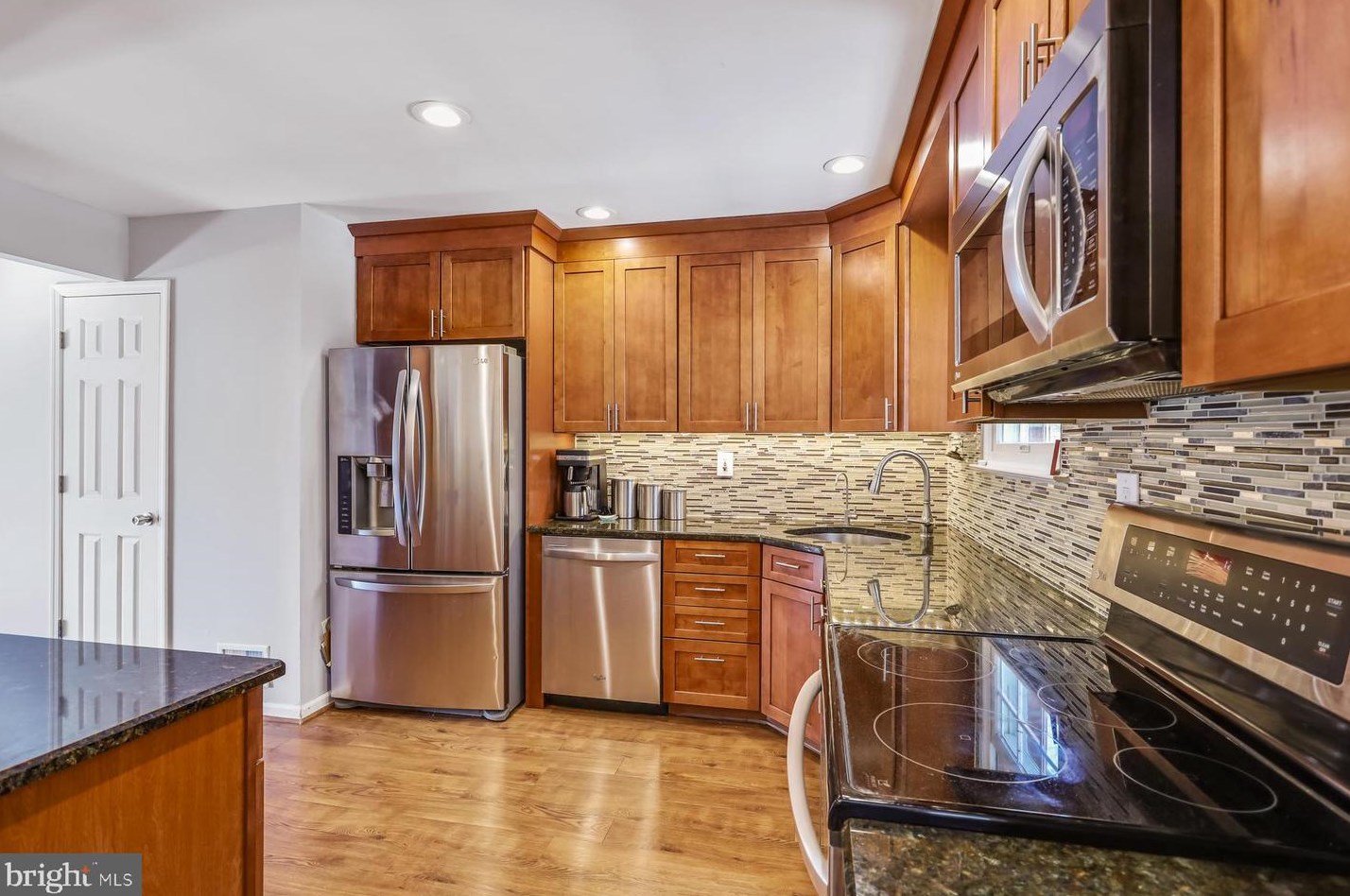 8 Catbird Ct, Trenton NJ 08648-2045 exterior