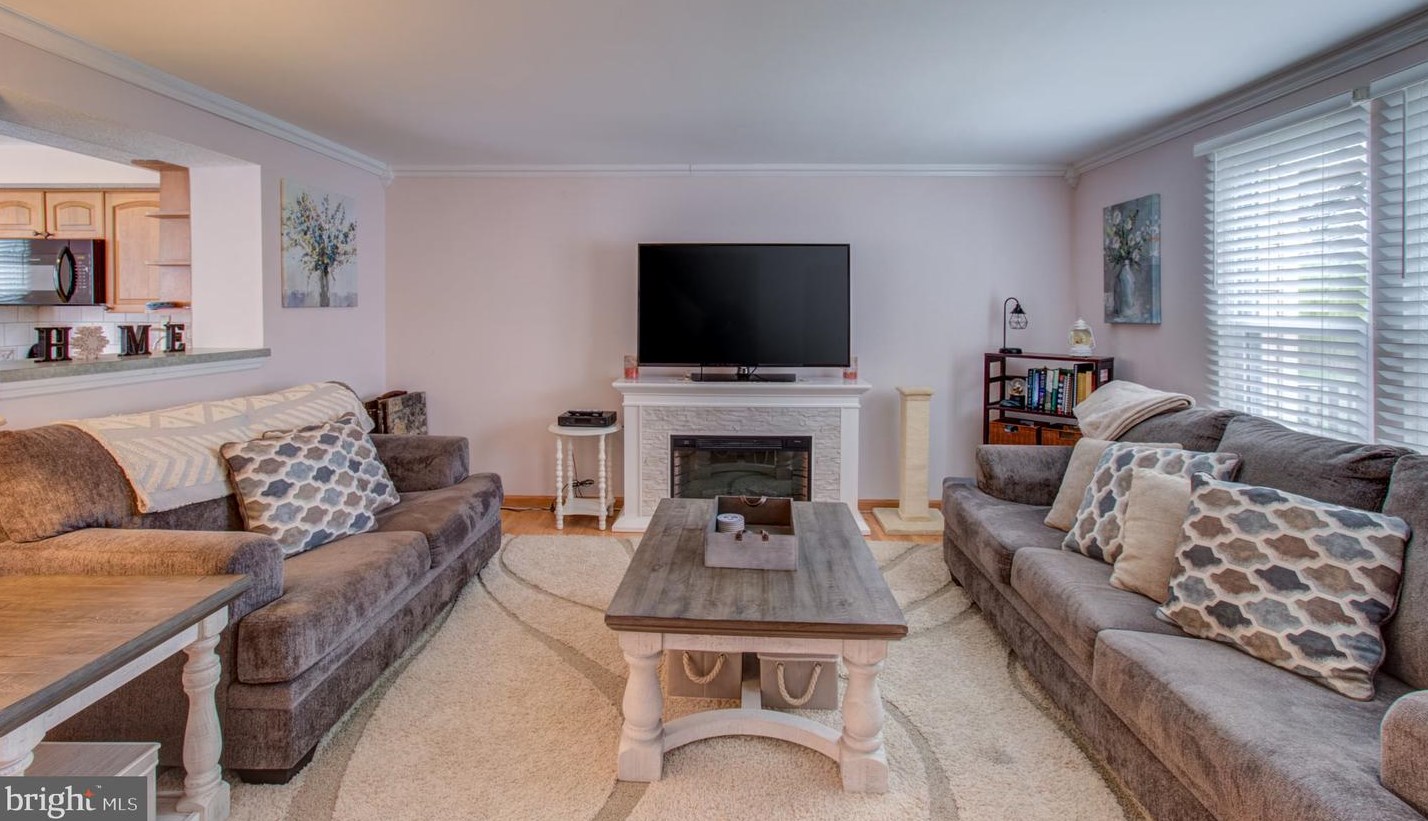 21 Robert Pearson Ct, Trenton, NJ 08610-2727